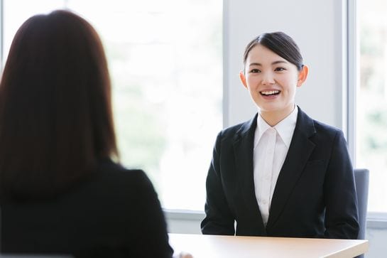 対面する2人の女性.jpg