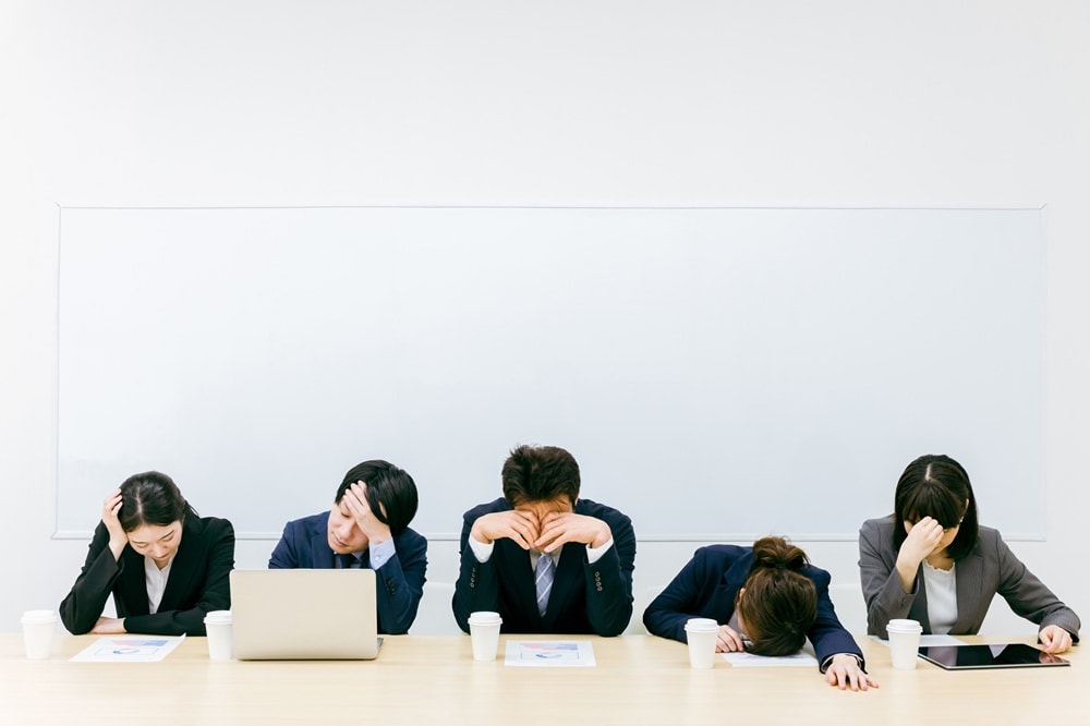 新卒で「仕事辞めたい」と思ったら｜考えるべきことと判断基準を解説